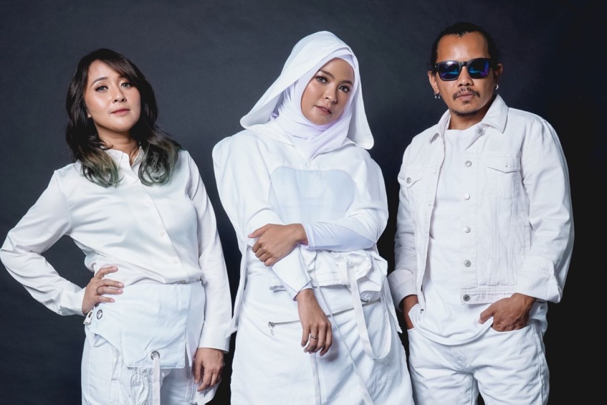 Band Kotak gaet Cak Nun kolaborasi lagu "Manusia Manusiawi"