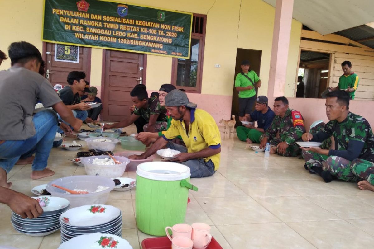 Anggota Satgas TMMD 108 makan bersama masyarakat