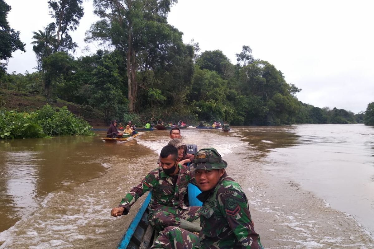 Pererat kedekatan, anggota TMMD dan warga bersampan bersama