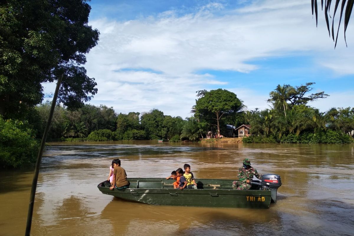 Anggota TMMD 108 bantu anak-anak seberangi sungai