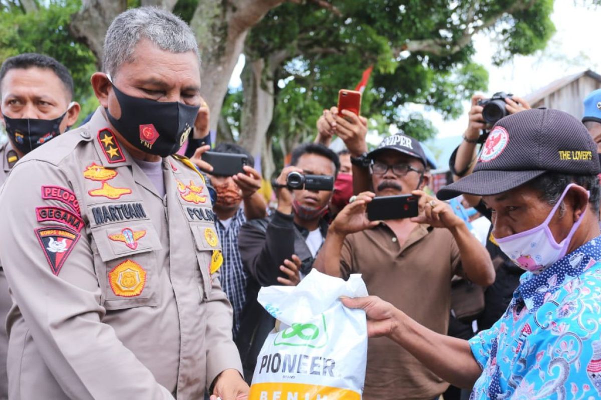 Kapolda Sumut bantu benih jagung warga Toba