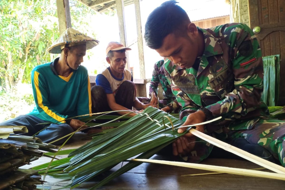 Anggota TMMD bantu warga buat atap dari daun sagu