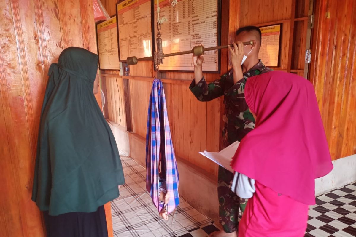 Kegiatan Posyandu, anggota TMMD 108 bantu Timbang Balita dan Imunisasi
