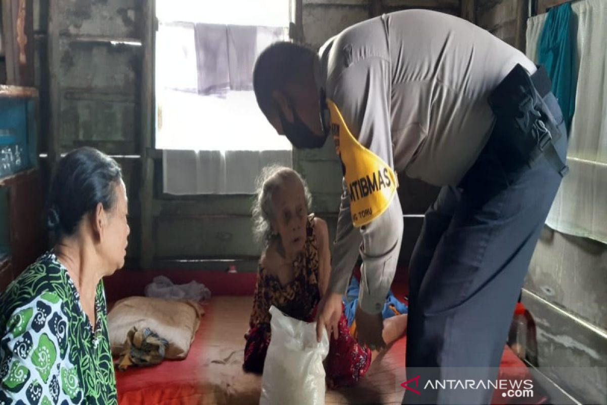 Polres Tapsel berikan perhatian warga dampak COVID-19