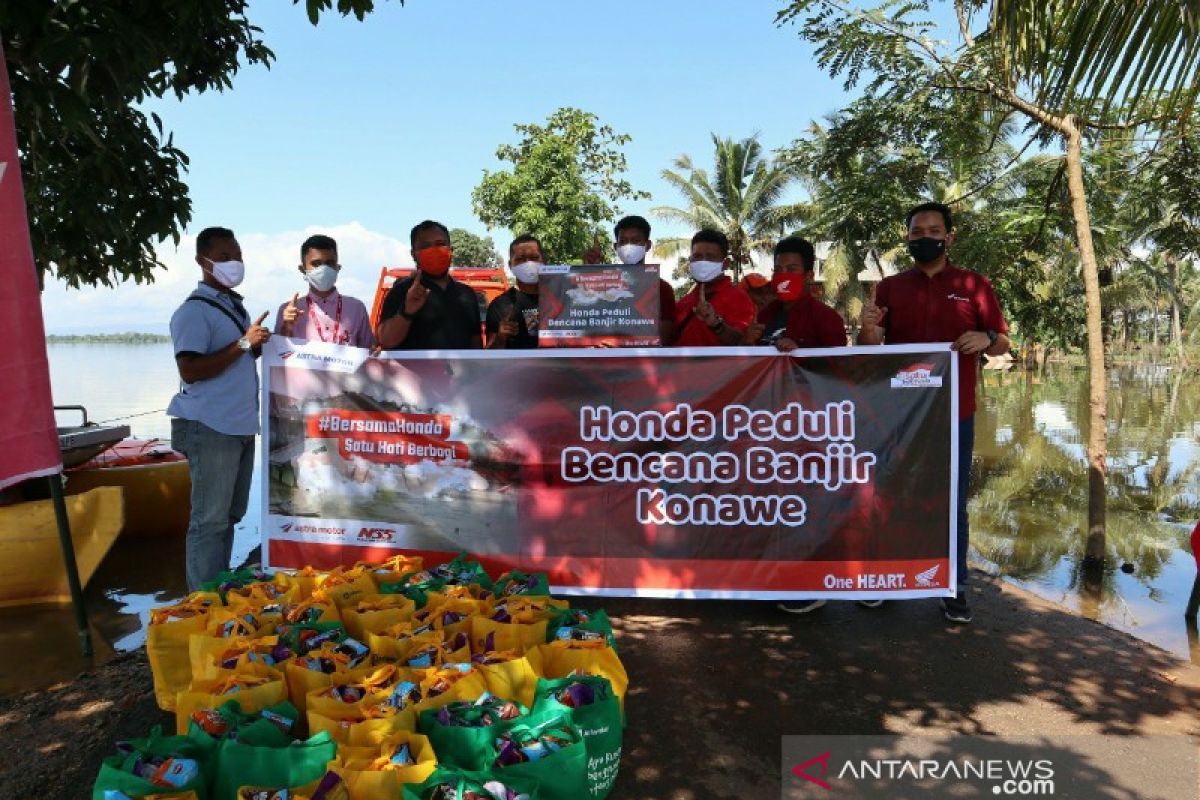 Astra Motor salurkan bantuan sembako kepada korban banjir Konawe