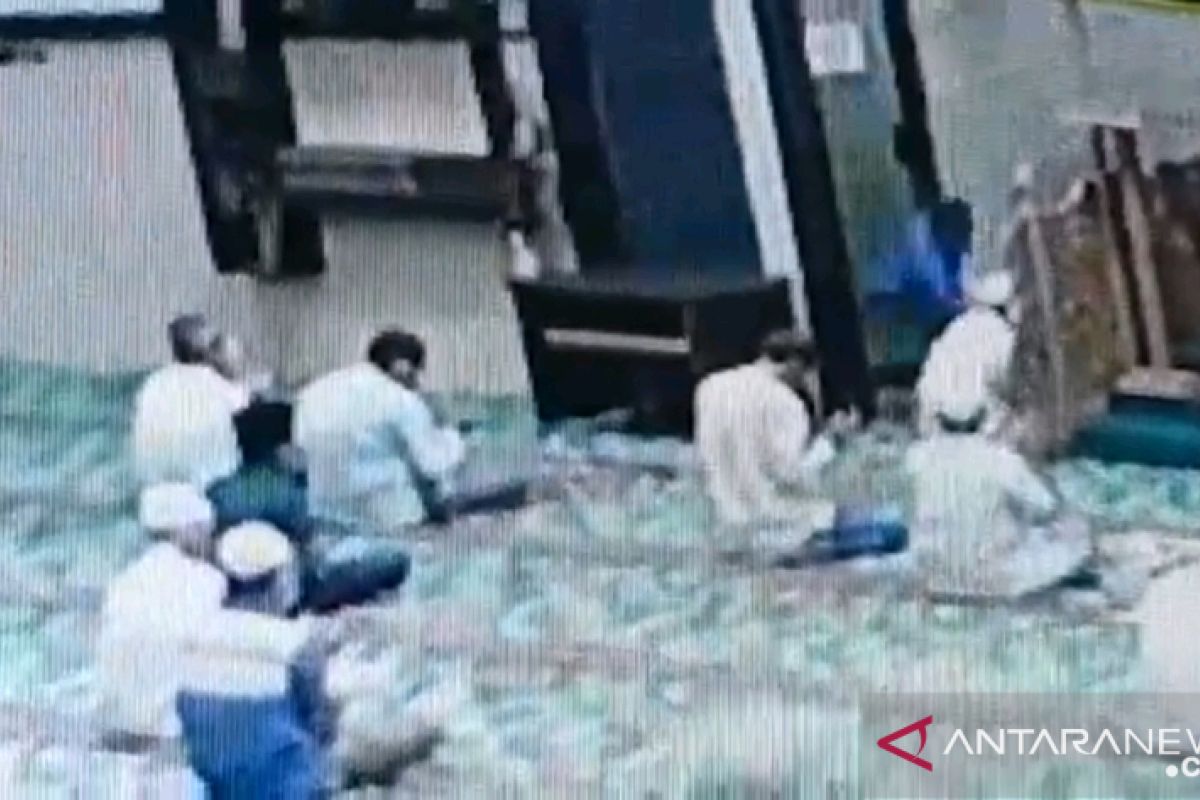 Viral, Usai mimpin salat isya imam masjid ditikam seorang pemuda pakai pisau dapur