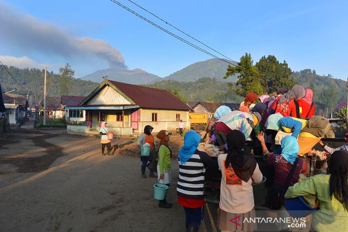 Gunung Raung di Jember bergemuruh, BPBD imbau warga tak panik