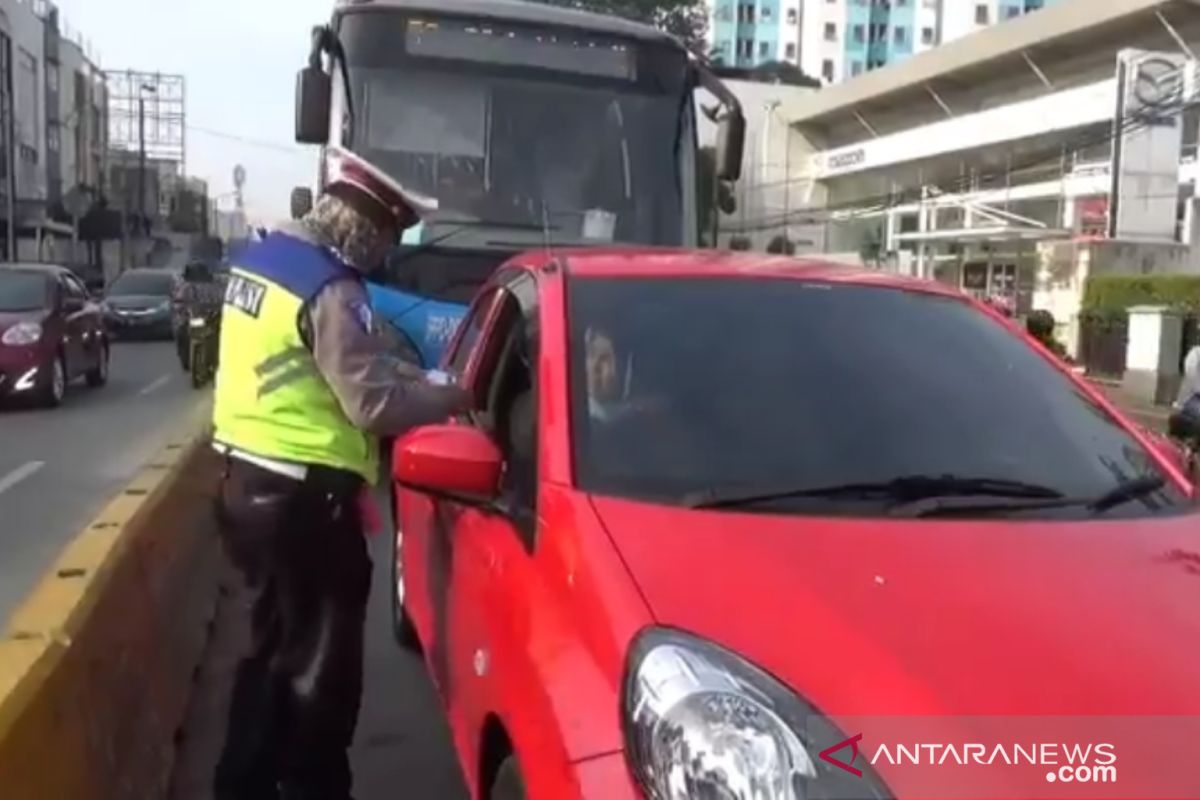 Pengendara lawan arah hindari sterilisasi jalur bus Jatinegara