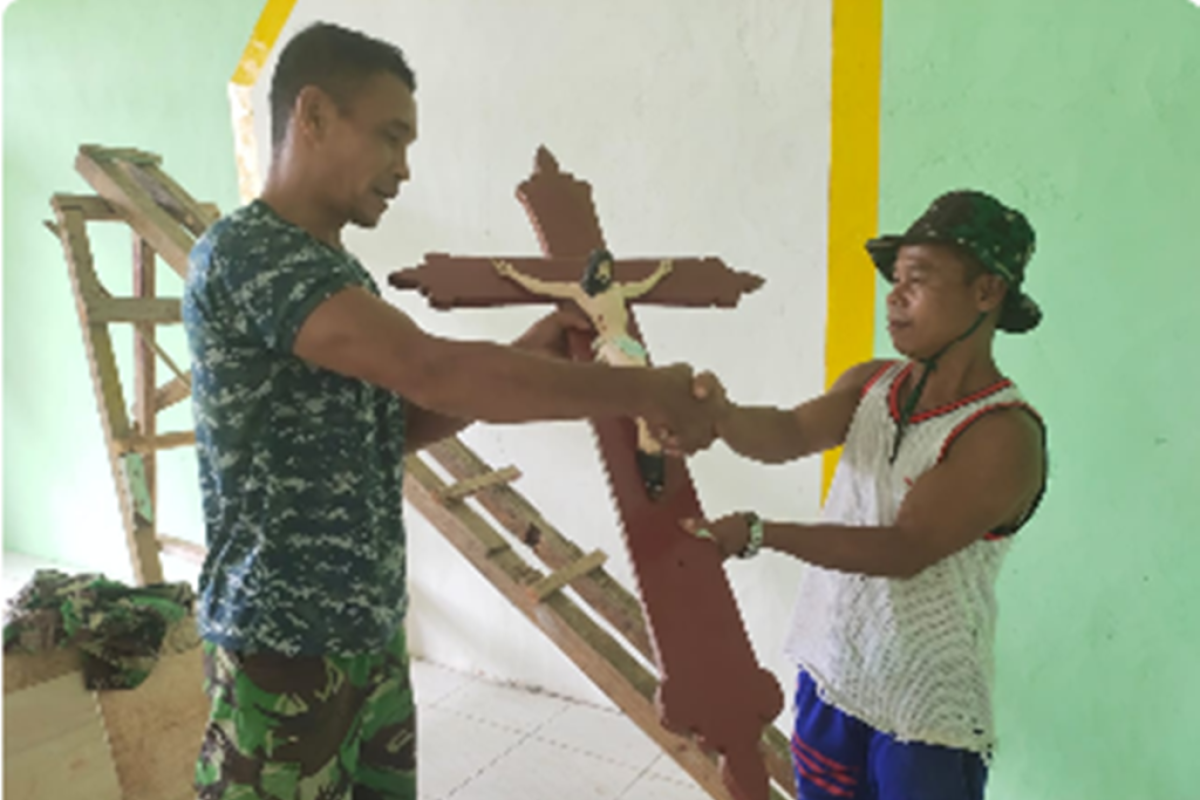 Serka Vernando bantu buat kayu salib untuk Gereja Santo Yohanes