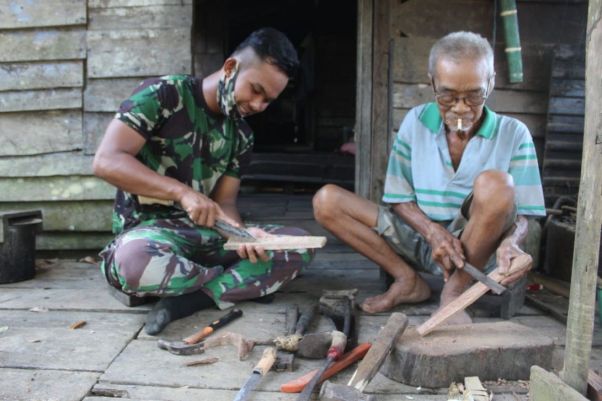 Personel TMMD 108 belajar membuat sarung parang