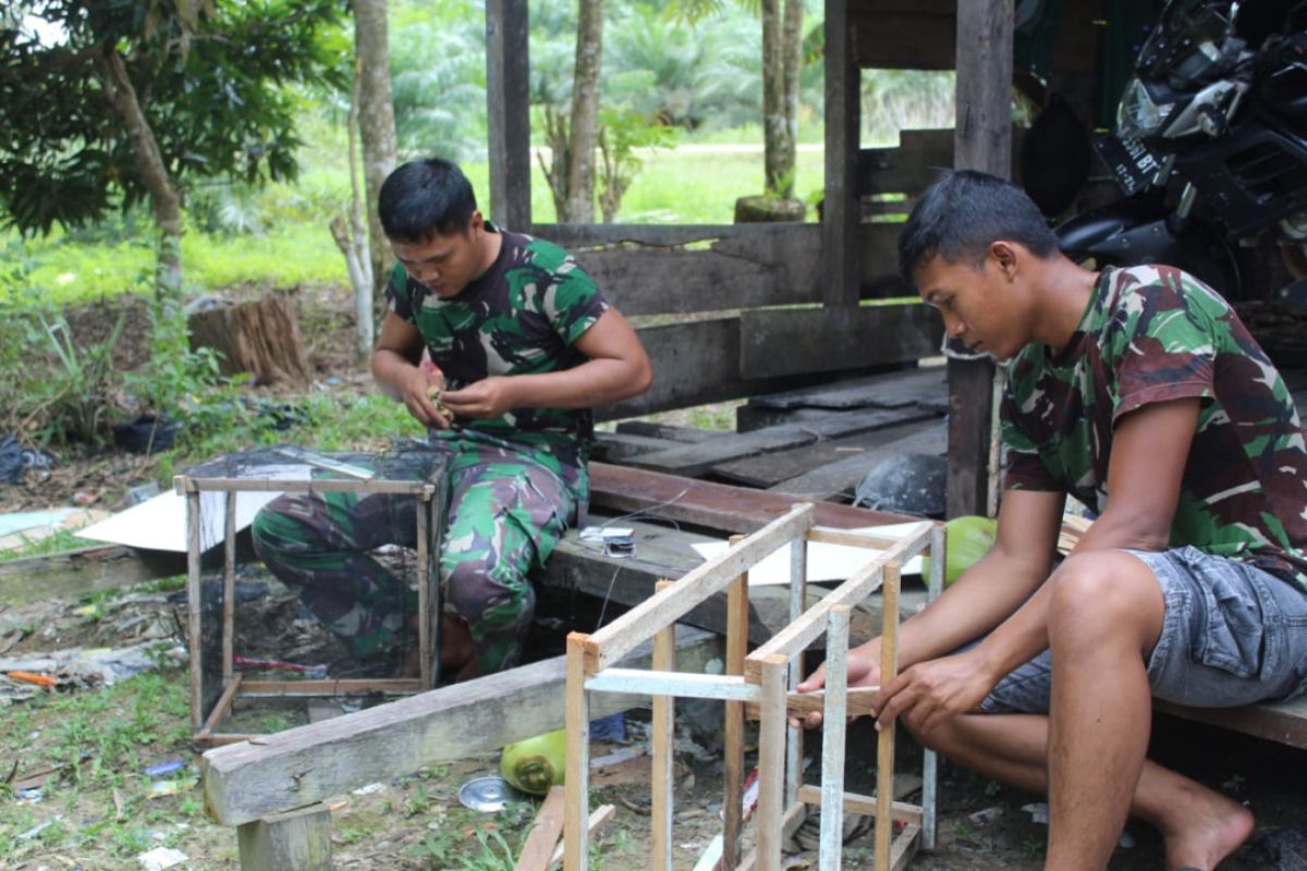 Anggota TMMD mengisi waktu dengan hal kreatif dan positif