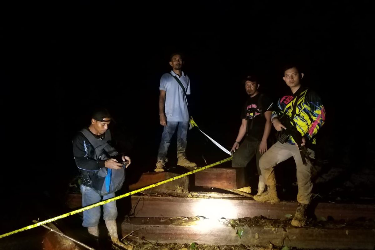 Lagi-lagi Polisi amankan alat berat serta satu orang diduga pelaku pembalak liar dalam hutan lindung Aceh Jaya