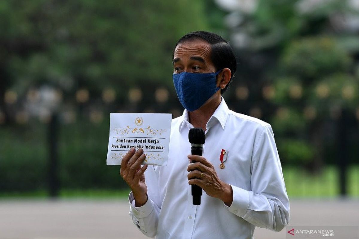 Presiden Jokowi ajak pedagang kecil bersyukur saat beri bantuan modal kerja