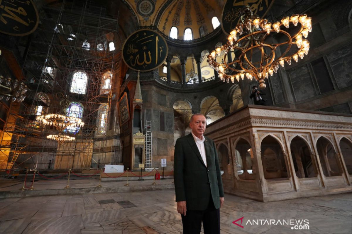 Erdogan mengangkat keranda jenazah muazin masjid Istanbul? Ini faktanya