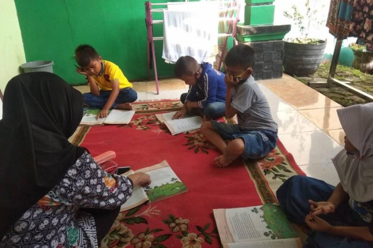 Siswa SD di Lebak belajar di rumah guru