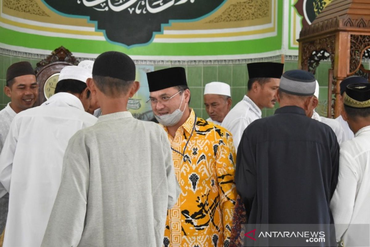 Gubernur Erzaldi Serahkan Sapi Kurban Dari Presiden Joko Widodo