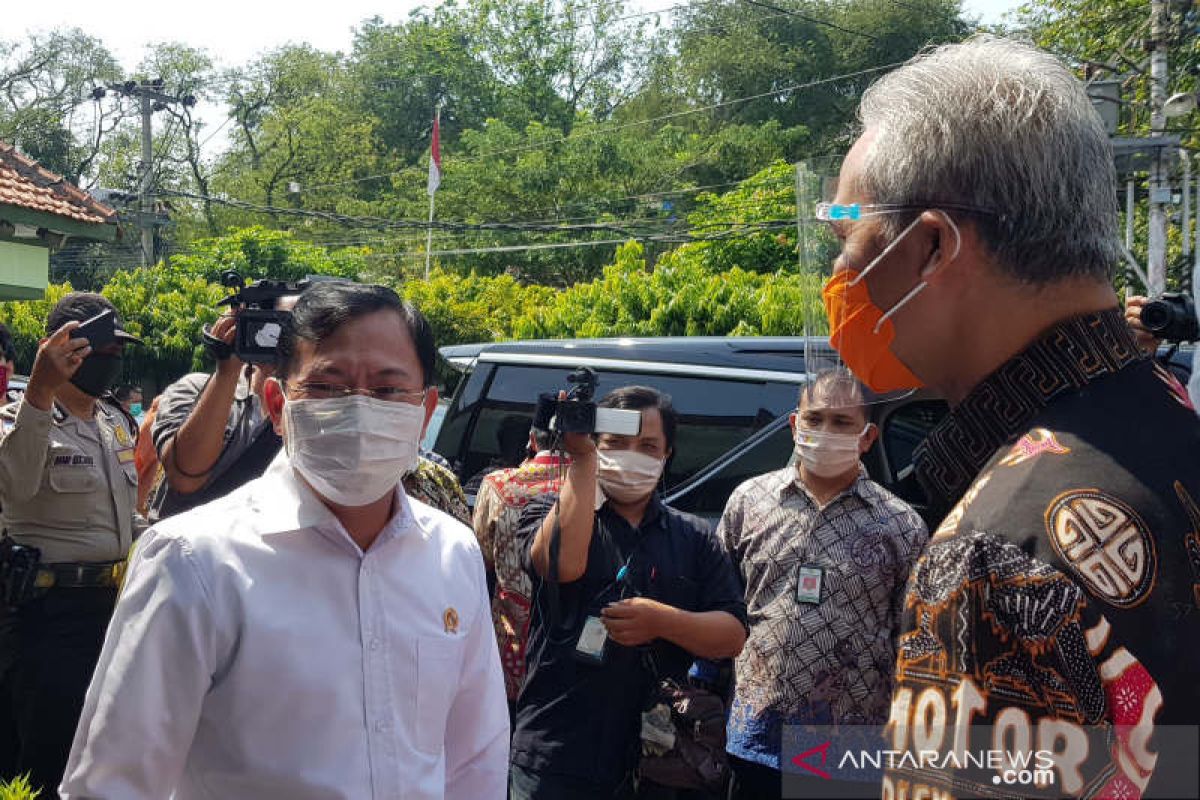 Menkes serahkan santunan tiga tenaga medis yang gugur virus corona