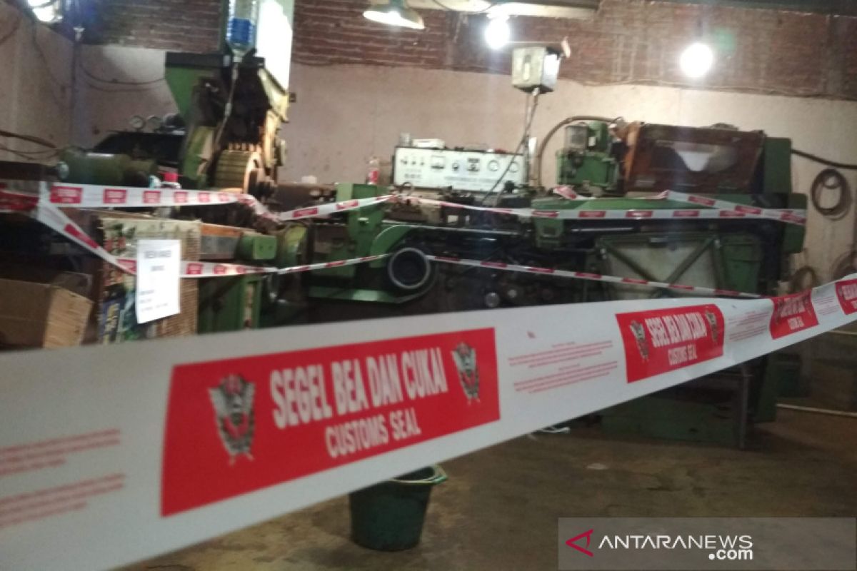 Cegah pelanggaran, BC Kudus segel 10 mesin pembuat rokok di Jepara