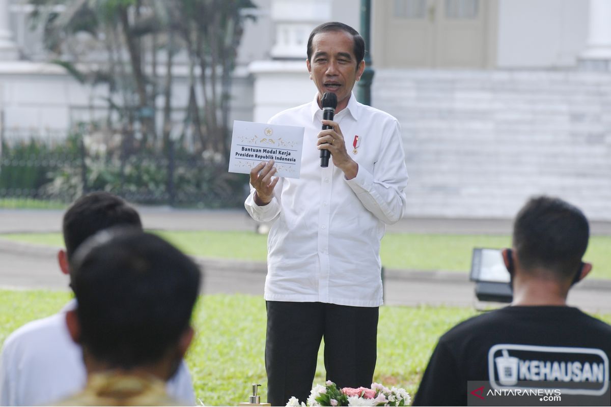 Presiden berikan bantuan produktif kepada pedagang kecil