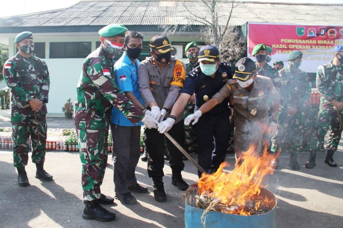 Korem 172/PWY musnahkan ribuan botol minuman beralkohol ilegal dan ganja