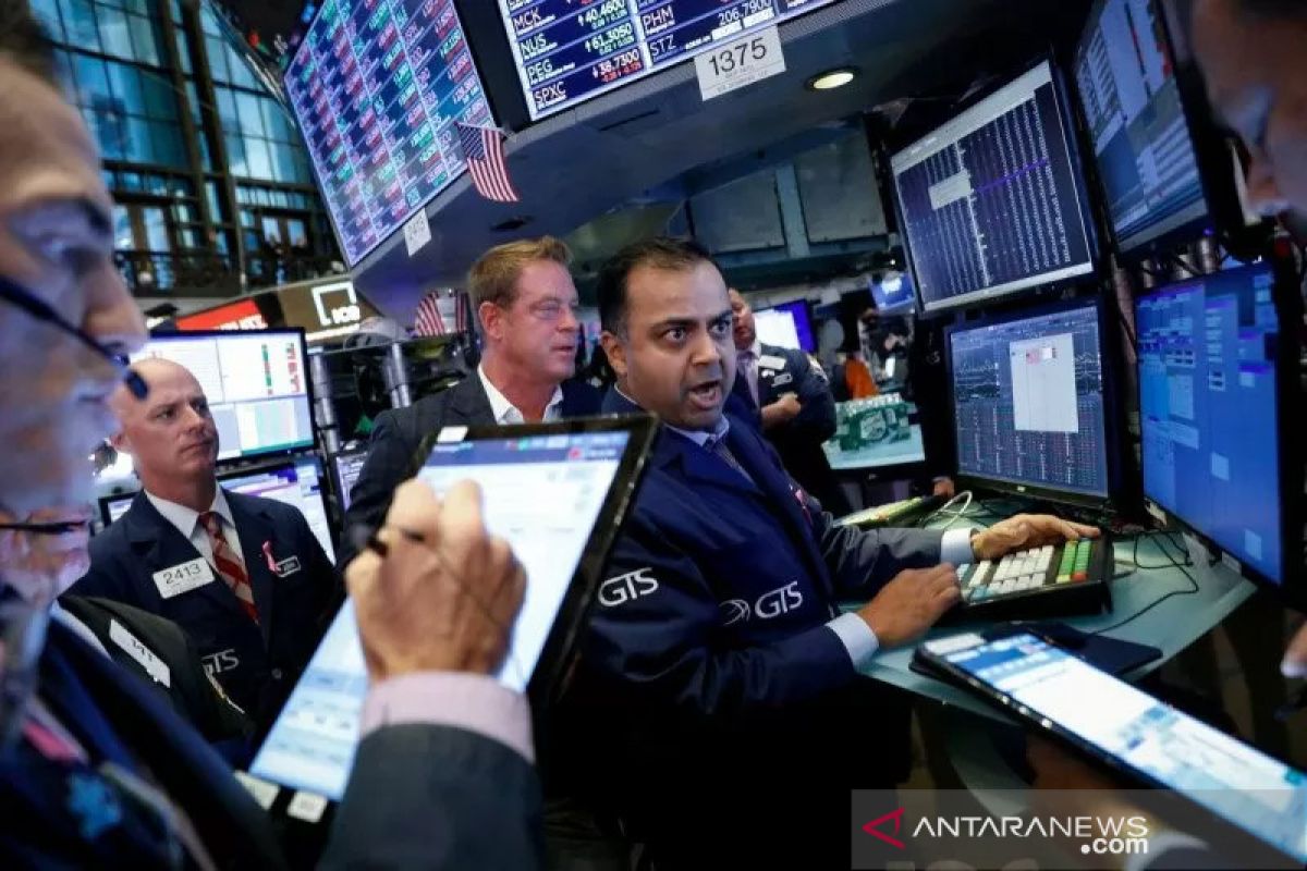 Wall Street beragam, Nasdaq dan S&P 500 jatuh terseret jasa komunikasi