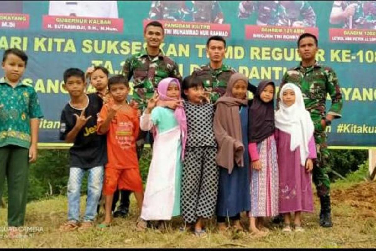 Kedekatan anak-anak Desa Danti dengan anggota TMMD