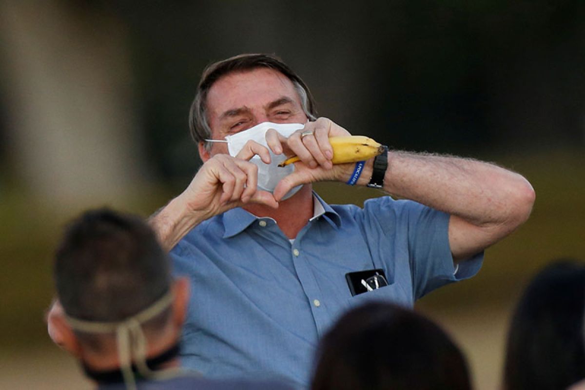 Presiden Brazil Bolsonaro lakukan kunjungan meski infeksi paru-paru