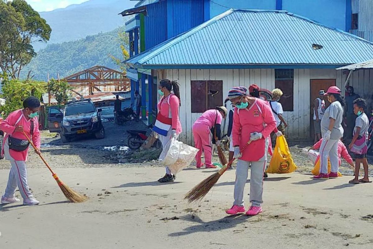 Bhayangkari Tolikara kerja bakti sosialisasi hidup bersih