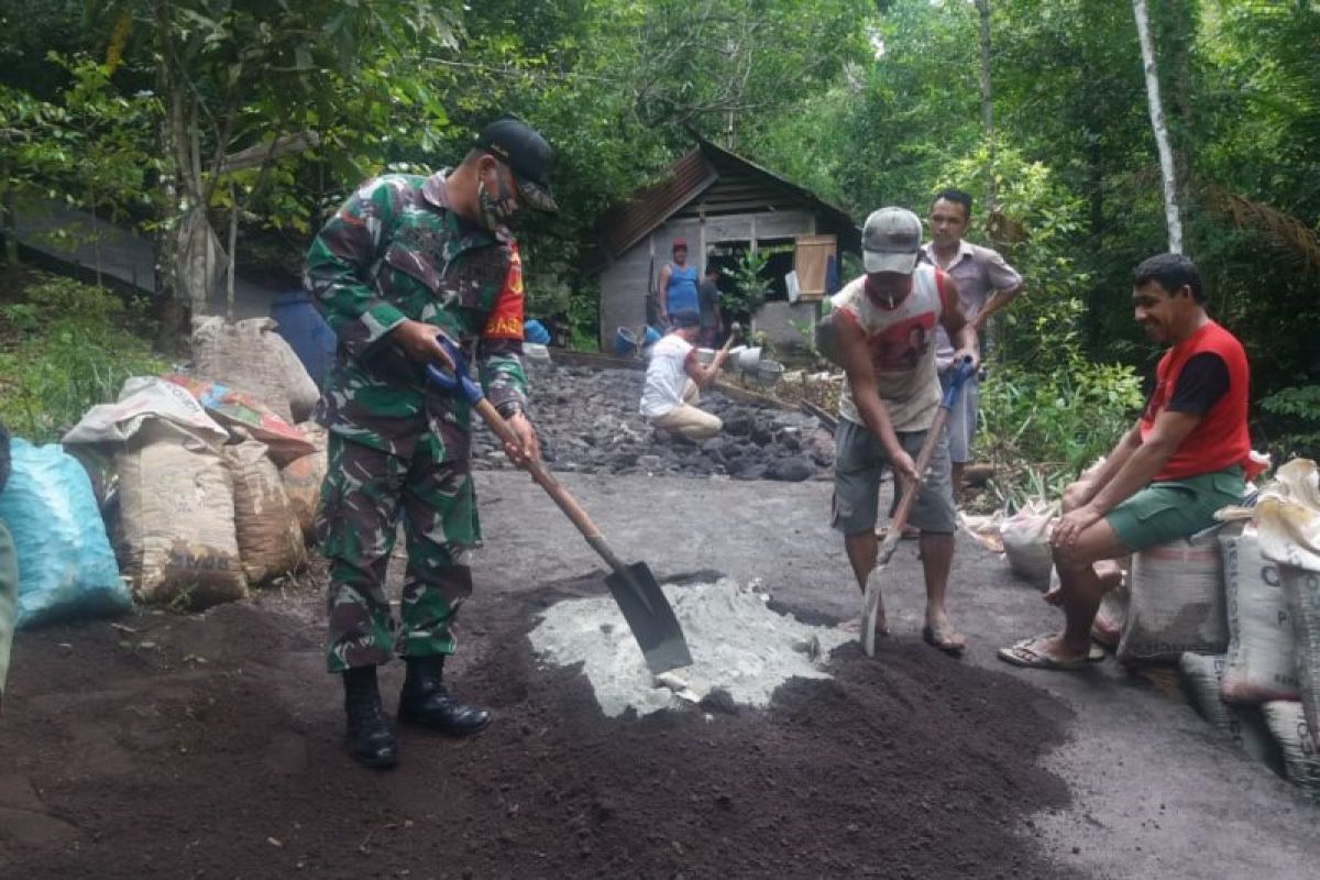 Babinsa Koramil 1301-02/Siau bantu pengecoran jalan kampung