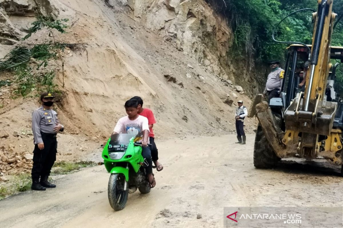 Sempat lumpuh delapan jam karena longsor,  jalan ke Panyabungan Timur kembali bisa dilalui