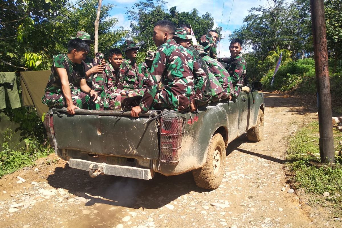 Berangkat ke lokasi kerja TMMD, personel gunakan mobil dinas TNI