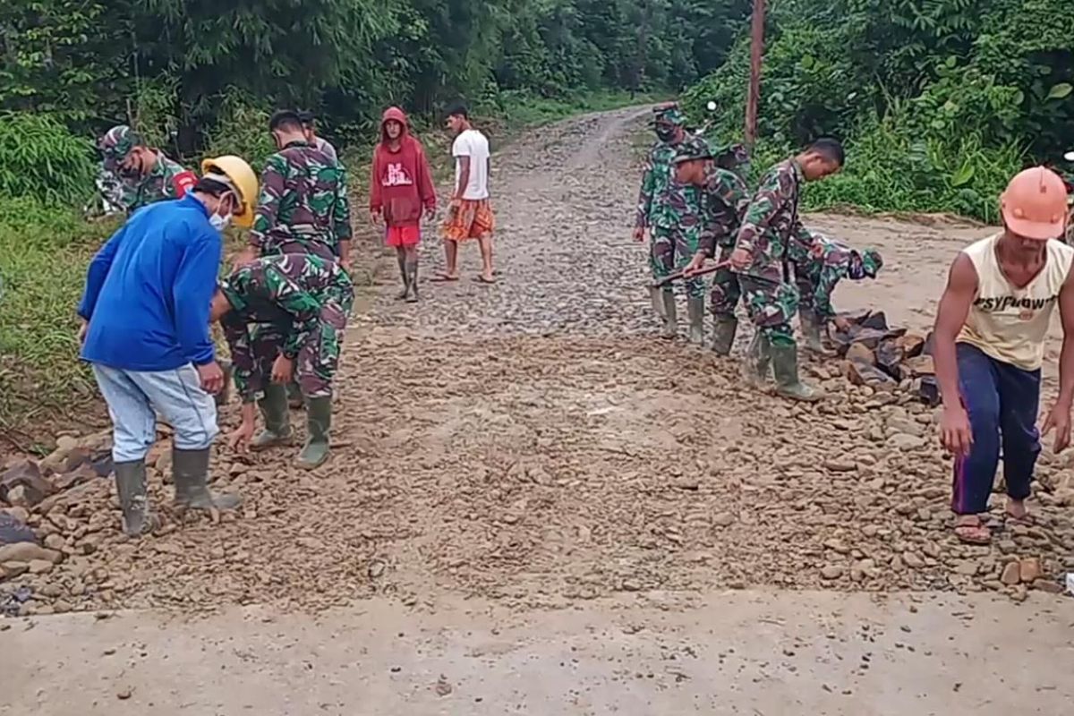 Anggota TMMD gotong royong timbun bibir pangkal jembatan