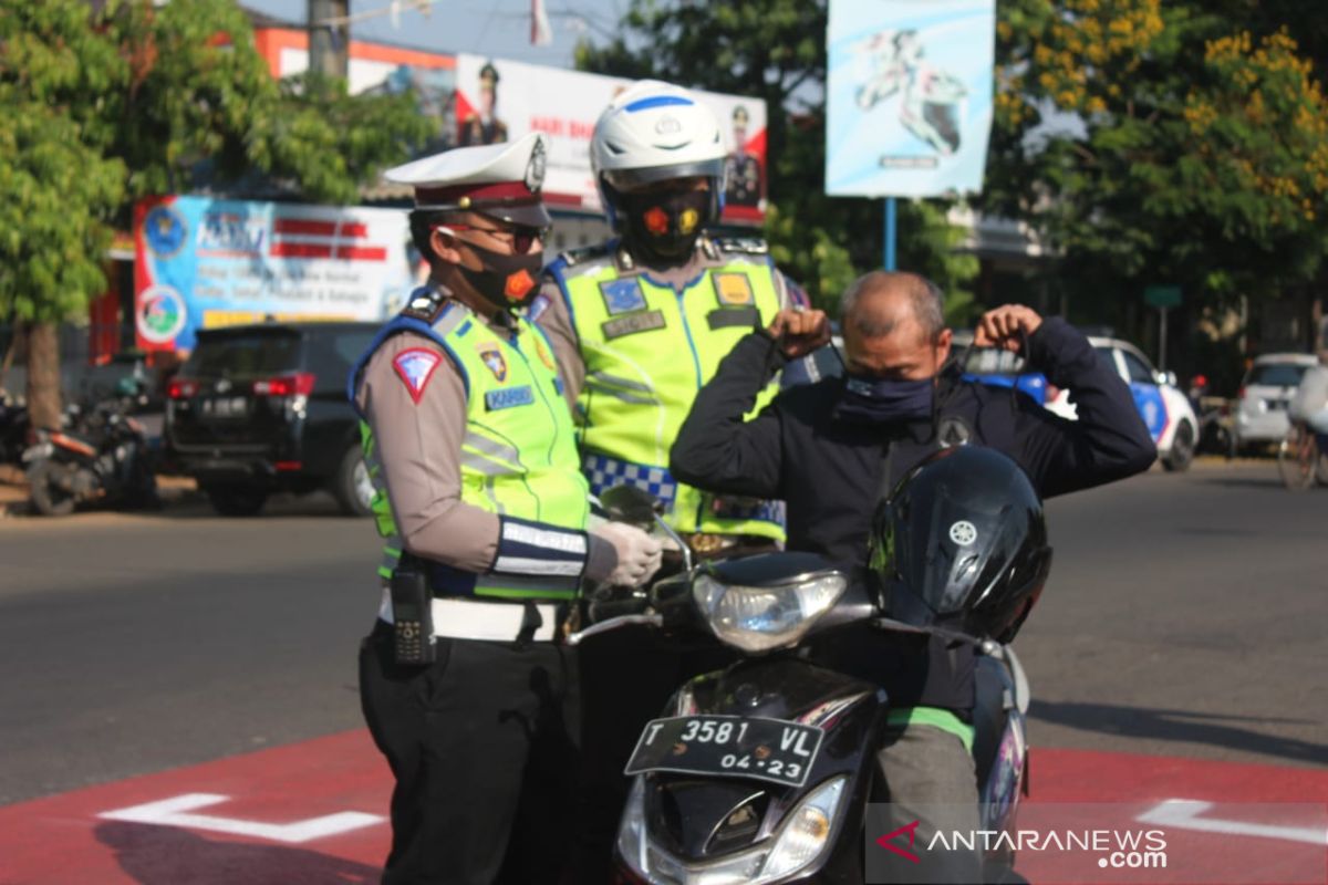 Operasi Patuh Lodaya Polres Subang diwarnai aksi bagi-bagi masker kepada pengendara