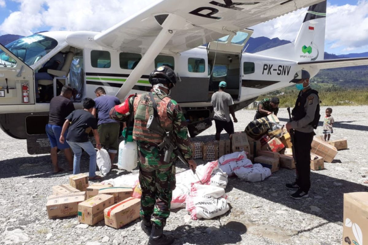 Babinsa Koramil Sinak-Bhabinkamtibmas  semprot disinfektan barang di bandara