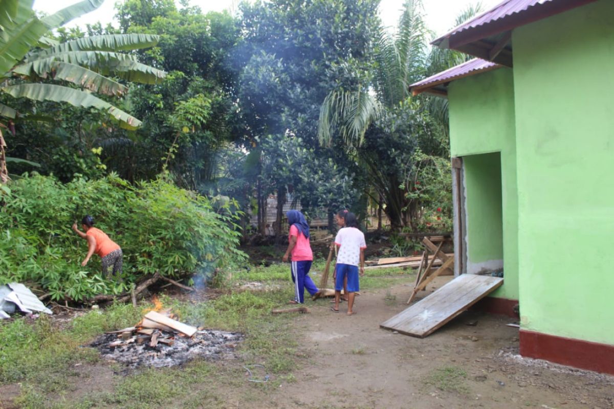 Warga bersihkan sampah di sekitar Mushola At Taqwa