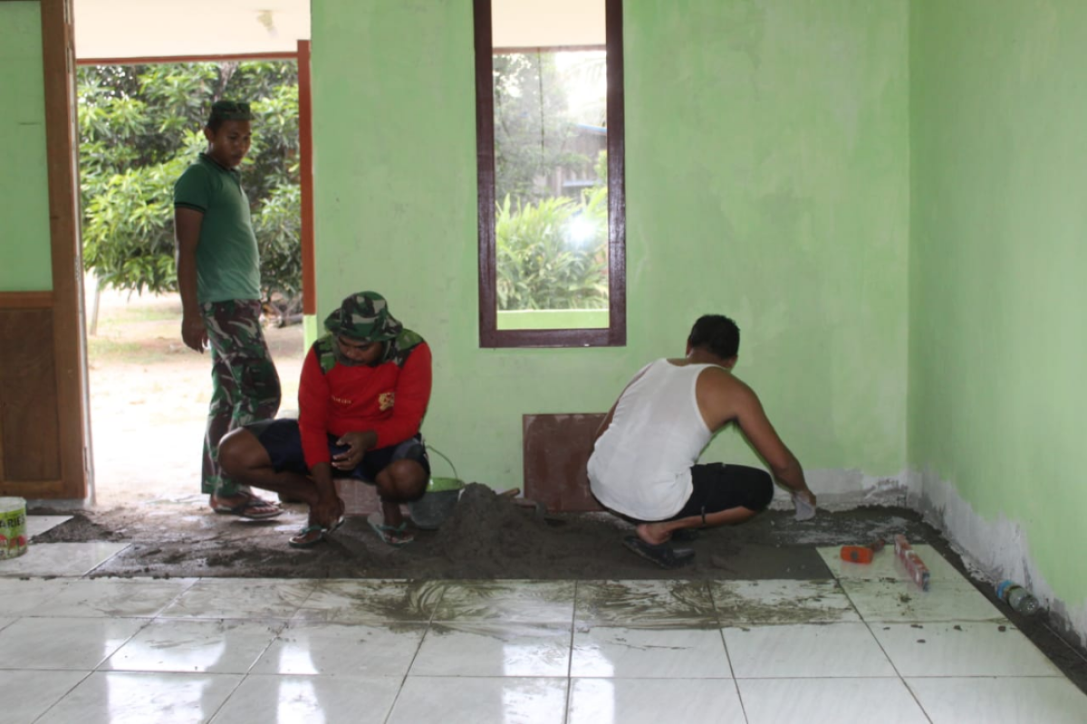 Satgas TMMD pasang keramik di Mushola At Taqwa sudah usai