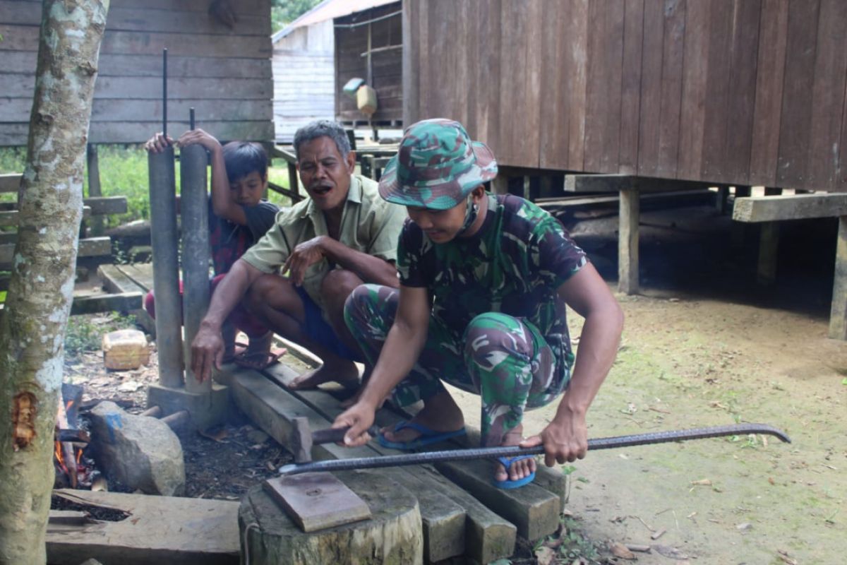 Satgas TMMD lakukan Komsos sambil belajar