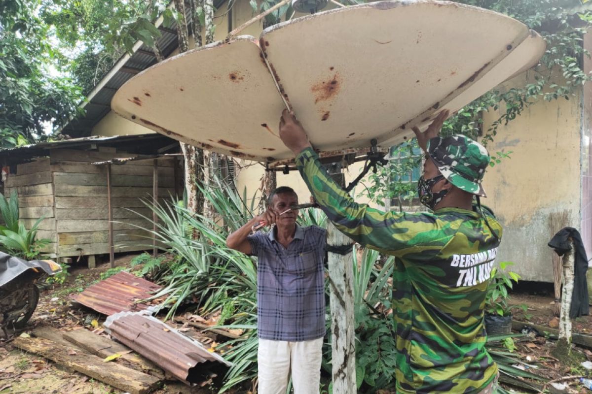 Anggota TMMD bantu warga pasang antena parabola