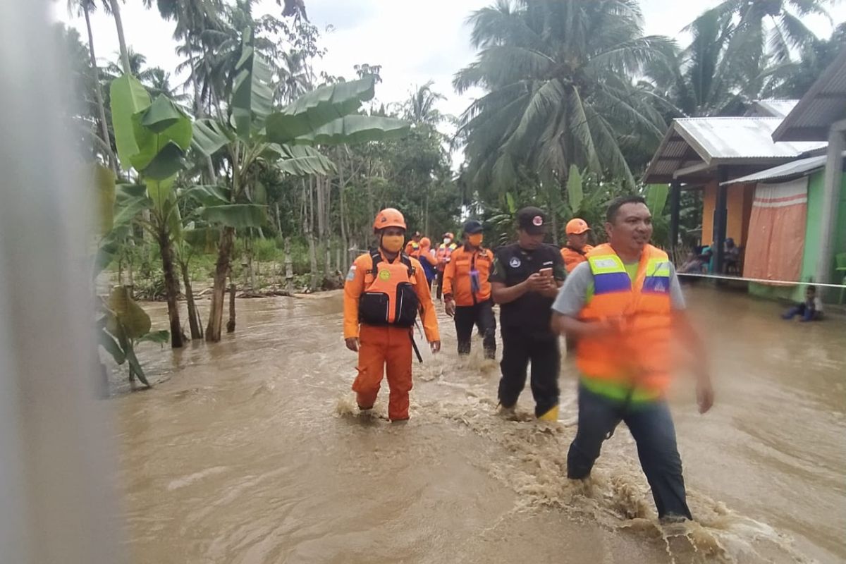 Tim Basarnas Gorontalo evakuasi korban banjir Bone Bolango