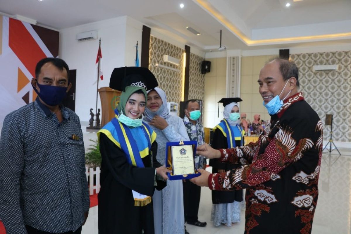 Wisuda Ahli Madya Akbid Pemko Tebing Tinggi angkatan terakhir.