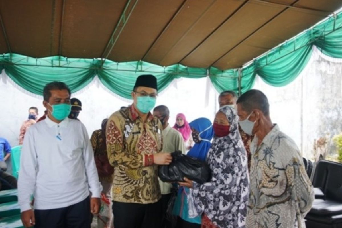 Pemkab Bangka Barat salurkan bantuan pengaman sosial di Kecamatan Kelapa