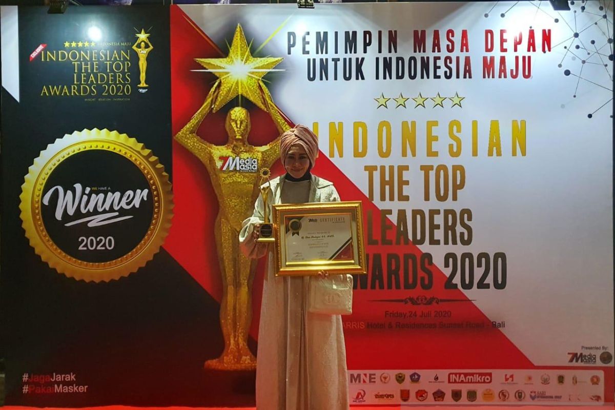 Lisda Hendrajoni terima penghargaan The Top Women Leader Of The Year