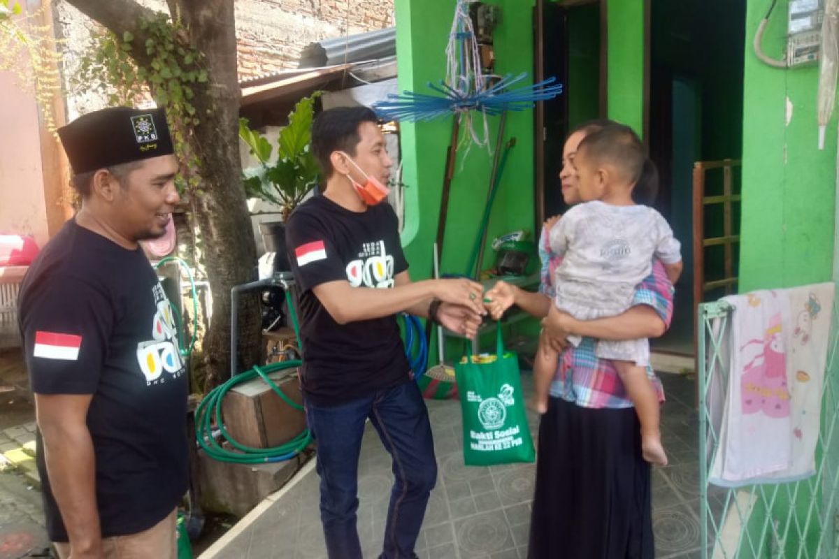 DPC PKB Surabaya bagikan puluhan ribu sembako di HUT ke-22