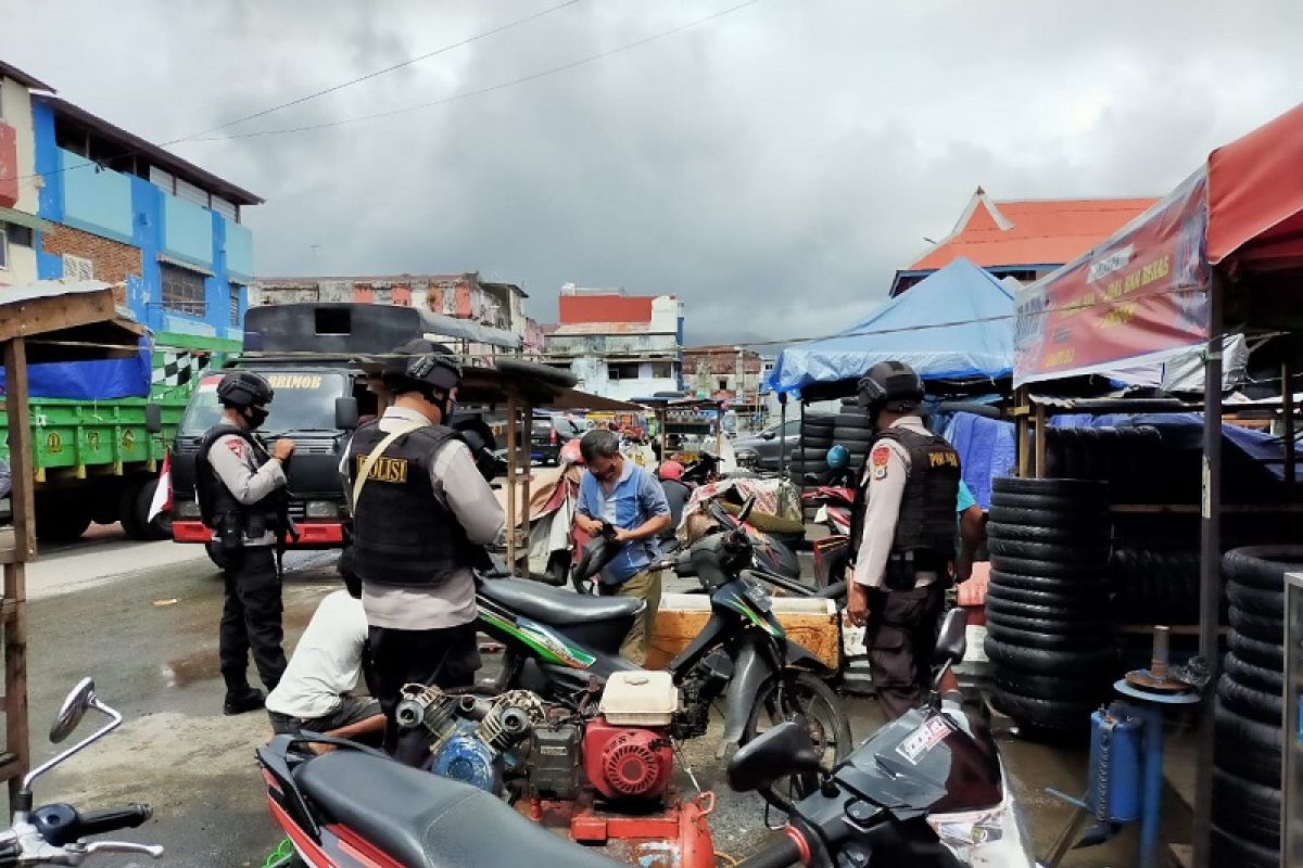 Brimob Polda Maluku edukasi adaptasi kebiasaan baru lewat patroli harkamtibmas