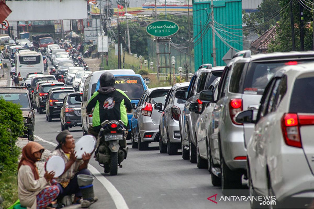 Polres Cianjur berlakukan sistem satu arah akibat volume kendaraan arah Bogor meningkat