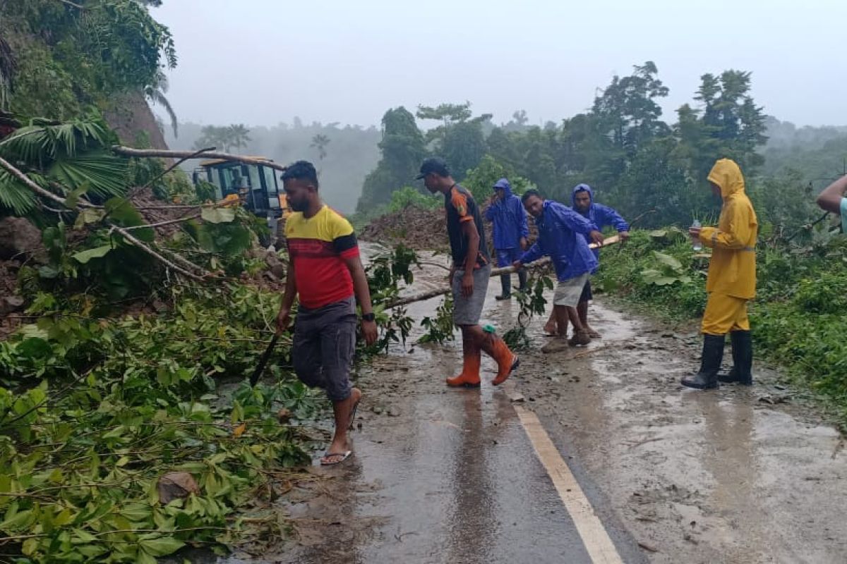 Trans Weda - Lelilef di Halteng sempat tertutup akibat longsor