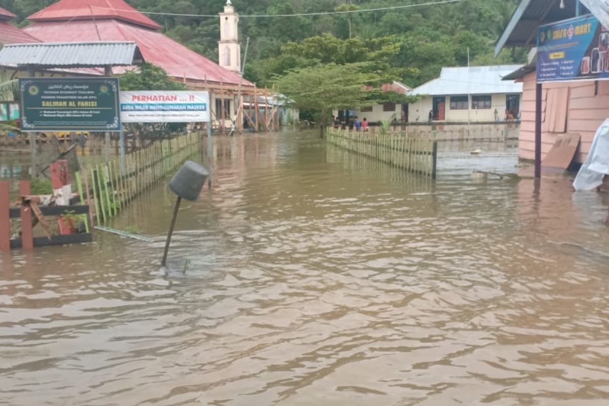 Banjir dan longsor akibatkan jalan Weda – Patani terputus