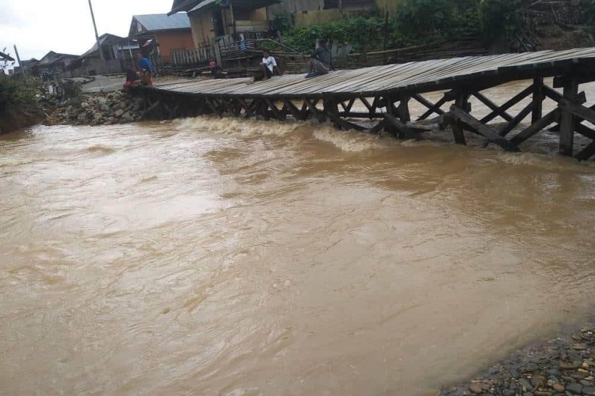 Satu jembatan di Pulau Taliabu ambruk akibat luapan air sungai