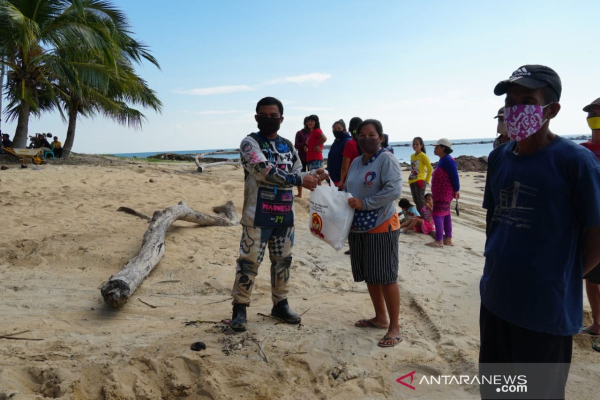 PT Timah salurkan bantuan sembako kepada nelayan di Tanjungular