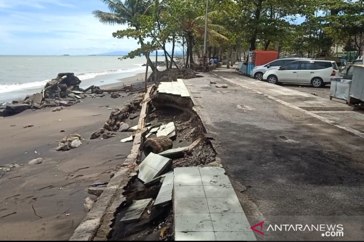 Hancur diterjang ombak, Pemkot rencanakan perbaikan prasarana pedestrian di Pantai Padang